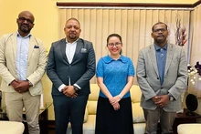 L'ambassadrice du Vietnam au Mozambique, Trân Thi Thu Thin, aux côtés des représentants du CCIMV. Photo : Ambassade du Vietnam au Mozambique