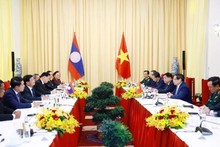 La réunion entre le Premier ministre vietnamien Pham Minh Chinh et le secrétaire général du Parti populaire révolutionnaire lao (PLR) et président Thongloun Sisoulith. Photo : VNA.