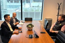 L’ambassadeur Dang Hoang Giang, chef de la Mission permanente du Vietnam auprès des Nations unies travaille avec Bob McCooey, vice-président de Nasdaq. Photo : baoquocte.vn