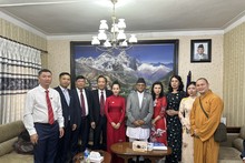 Le président de l'Assemblée nationale du Népal, M. Ganesh Prasad Timilsina (5e à partir de la droite), pose pour une photo souvenir avec la délégation de l’Association d’Amitié Vietnam - Népal, le 8 mai 2023. Photo : baoquocte.vn