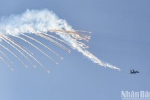 Le Su-30MK2 réalise un largage de leurres thermiques, créant un spectacle visuel saisissant dans le ciel.
