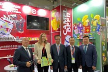 L’ambassadeur Dang Minh Khoi (au centre), Duong Hoang Minh (deuxième à partir de la droite), ainsi que les représentants de la délégation d’entreprises vietnamiennes lors du salon World Food Moscow en septembre 2024. Photo : baoquocte.vn