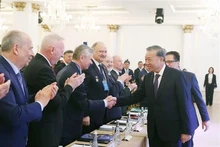 Le secrétaire général du Parti communiste du Vietnam, To Lam, rencontre des intellectuels et experts russes ayant soutenu le Vietnam, le 11 mai à Moscou. Photo : VNA Zalo Facebook Twitter Impression Copy link.