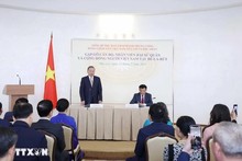 Le secrétaire général du Parti communiste du Vietnam, Tô Lâm s'exprime devant le personnel de l’ambassade du Vietnam et des représentants de la communauté vietnamienne en Biélorussie. Photo : VNA.