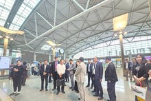 La délégation de la province de Quang Nam en visite à l’aéroport international d’Incheon. Photo : VKBIA.