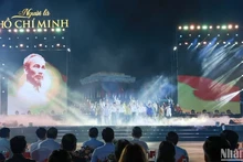 Une performance artistique lors du programme spécial intitulé « Tu es Hô Chi Minh ». Photo: nhandan.vn