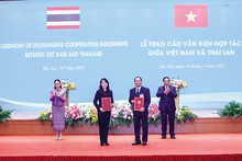 Le Premier ministre Pham Minh Chinh et la Première ministre thaïlandaise Paetongtarn Shinawatra ont assisté à la cérémonie de signature d’un protocole d’accord entre le Comité populaire de la province de Hưng Yên et le groupe WHA (Thaïlande) concernant le développement de la zone industrielle de Phù Cừ. Photo : baodautu.vn