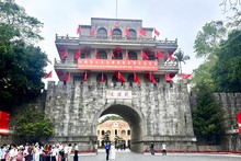 Huu Nghi Quan est aussi une destination touristique attrayante, séduisant les visiteurs par sa beauté naturelle et son riche passé historique. Photo: hanoimoi.vn
