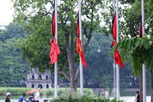 La mise en berne des drapeaux et la suspension de toutes les activités de divertissement public pendant deux jours de deuil national en hommage à l’ancien président Tran Duc Luong. Photo : VNA.