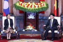 Le président Luong Cuong reçoit la vice-présidente lao Pany Yathotou. Photo : VNA.
