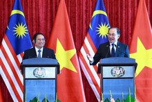 Le Premier ministre vietnamien Pham Minh Chinh (gauche) et son homologue malaisien Anwar Ibrahim. Photo : VNA.
