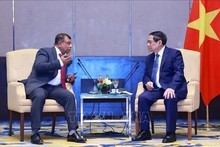 Le Premier ministre Pham Minh Chinh (droite) rencontre Tony Fernandes, fondateur et PDG de Capital A. Photo : VNA.