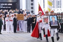 Les dirigeants et anciens dirigeants du Parti et de l'État ont conduit le cercueil de l’ancien président Tran Duc Luong vers le char funèbre, l'accompagnant à sa dernière demeure. Photo : VNA.
