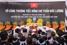 Cérémonie d’inhumation de l’ancien président Tran Duc Luong à Quang Ngai. Photo : VNA.