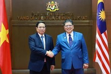 Le Premier ministre Pham Minh Chinh (gauche) et Tan Sri Dato' Johari Bin Abdul, président de la Chambre des représentants de Malaisie. Photo : VNA.