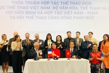 Un protocole de coopération a été signé entre le Département des Sports (relevant du ministère de la Culture, des Sports et du Tourisme), l’Association d’amitié et de coopération Vietnam - France, et l’Association francophone pour le sport. Photo : Minh Hanh/NDEL.