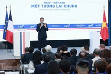 Le président français Emmanuel Macron s’adresse aux dirigeants et aux étudiants de l’USTH. Photo : tienphong.vn
