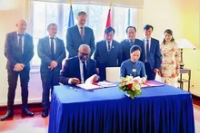 Les responsables du Musée de la Victoire de Dien Bien Phu et du Mémorial de Caen signe un accord de coopération. Photo : VOV.