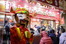 Hanoï : les gens se pressent pour acheter de l’or à l’occasion de la journée du Génie de la richesse
