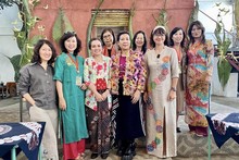 Les 10 peintres vietnamiennes dont les œuvres y sont exposés. Photo : SGGP