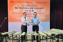 Le chef du sous-Institut national vietnamien des études culturelles et artistiques à Hô Chi Minh-Ville, Dinh Van Hanh (à gauche) remet les lithophones de Khanh Son A et B à un représentant de la province de Khanh Hoa. Photo: SGGP