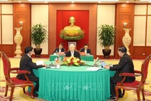 Le Secrétaire général du Parti communiste vietnamien (PCV), Nguyên Phu Trong (au milieu), le Président du Parti du Peuple cambodgien (PPC), Hun Sen, et le Secrétaire général du Parti révolutionnaire populaire lao (PRPL), Thongloun Sisoulith. Photo : Tri Dung/TTXVN.