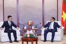 Le Premier ministre vietnamien (droite) et le président de Huawei Asie-Pacifique | Photo: VOV