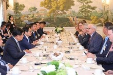 Le Premier ministre Pham Minh Chinh prend à Washington un déjeuner de travail avec des directeurs exécutifs de grands entreprises et groupes américains de semis-conducteurs. Photo. VNA
