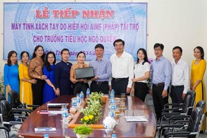 Cérémonie de réception des ordinateurs portables offerts par l’AIMF à l’école primaire de Ngô Quyên. Photo : thoidai.com.vn