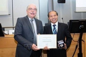 L’expert Doan Quang Hoan (droite). Photo: VNA