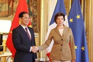Le ministre vietnamien des Affaires étrangères Bui Thanh Son (à droite) et son homologue française Catherine Colonna, à Paris, le 5 juin. Photo : VNA