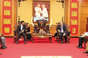 Le président du Comité populaire de la province d’An Giang, Nguyên Thanh Binh (à droite), reçoit le consul général de l’Inde à Hô Chi Minh-Ville, Madan Mohan Sethi. Photo : thoidai.com.vn