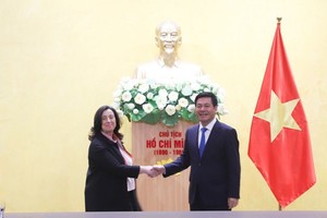 Le ministre vietnamien de l'Industrie et du Commerce, Nguyên Hông Diên, et la vice-présidente de la Banque mondiale pour l'Asie de l'Est et le Pacifique, Mme Mauela V. Ferro. Photo : VNA.