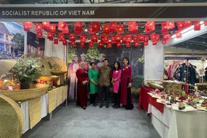 Le stand vietnamien proposant une cuisine traditionnelle et des produits artisanaux uniques a attiré l’attention des visiteurs. Photo: VOV