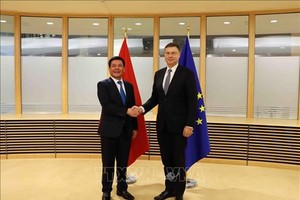 Le vice-président de la Commission européenne, Valdis Dombrovski et le ministre vietnamien de l’Industrie et du Commerce, Nguyên Hông Diên (à gauche). Photo : VNA. 