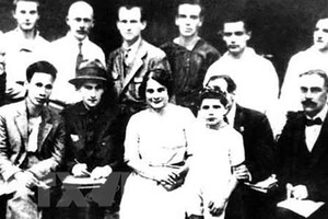  Le jeune Nguyên Ai Quôc (1er à gauche) et des délégués participant au Ve Congrès de l'Internationale communiste tenu à Moscou, en Russie du 17 juin au 8 juillet 1924. Photo d'archives : VNA.