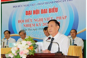 Le vice-président du Front de la Patrie du Vietnam de Cân Tho, Dinh Trung Truc, s'exprime lors de l'événement. Photo : thoidai.com.vn