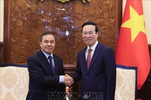 Le Président vietnamien, Vo Van Thuong (à droite) serre la main de l’ambassadeur lao Sengphet Houngboungnuang venu prendre congé au terme de son mandat au Vietnam. Photo : VNA.
