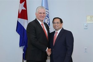 Le PM Pham Minh Chinh (droite) et le premier secrétaire du Parti communiste de Cuba et président cubain Miguel Díaz-Canelle. Photo: VNA
