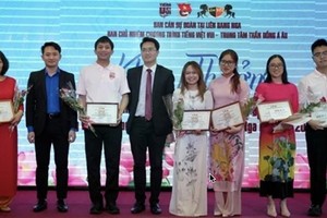 La cérémonie de remise des certificats de mérite aux professeurs de langue vietnamienne en Russie. Photo : VNA.
