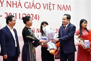 Le président de l’Assemblée nationale Trân Thanh Mân félicite des députés qui sont des enseignants, d’anciens enseignants et des gestionnaires de l’éducation à Hanoi, le 20 novembre. Photo : VNA.