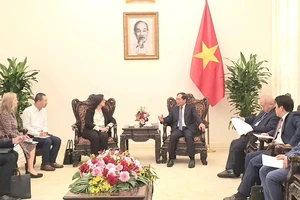 Le vice-Premier ministre et ministre des Affaires étrangères Bui Thanh Son reçoit Manuela V. Ferro, vice-présidente de la Banque mondiale pour l'Asie de l'Est et le Pacifique. Photo : VNA. 