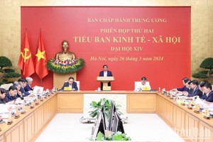 Le PM vietnamien Pham Minh Chinh (debout) lors de la deuxième réunion du sous-comité socio-économique du XIVe Congrès national du Parti. Photo : NDEL.
