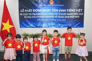 Les enfants enthousiasmés par le concours de recherche d'ambassadeurs vietnamiens à l'étranger 2024. Photo : VNA.