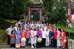 Une délégation de Vietnamiens résidant à l'étranger rendent hommage aux rois fondateurs Hùng à Phu Tho, le 20 avril. Photo: baoquocte.vn.