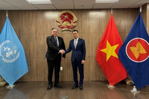 L’ambassadeur Dang Hoang Giang, chef de la Mission vietnamienne auprès des Nations Unies (à droite), et le vice-ministre des Affaires étrangères de Bosnie-Herzégovine, Josip Brkic. Photo : Mission vietnamienne auprès des Nations Unies.