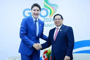 Les Premiers ministres canadien et vietnamien Justin Trudeau et Pham Minh Chinh. Photo: VNA.