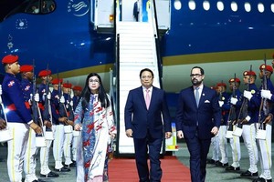 Le Premier ministre Pham Minh Chinh (au milieu) et son épouse arrivent à l'aéroport Las Americas, dans la capitale Saint-Domingue de la République dominicaine. Photo : VNA.