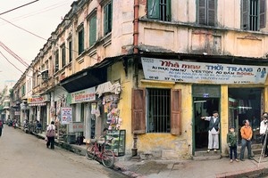 La vie quotidienne à la rue Ta Hiên (dans l'arrondissement de Hoàn Kiêm, capitale Hanoi du Vietnam) en 1999. 