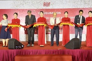 Coupe de banderole d’inauguration des nouveaux locaux de l’AUF - Asie-Pacifique situés au sein de la HUST, le 2 avril. 